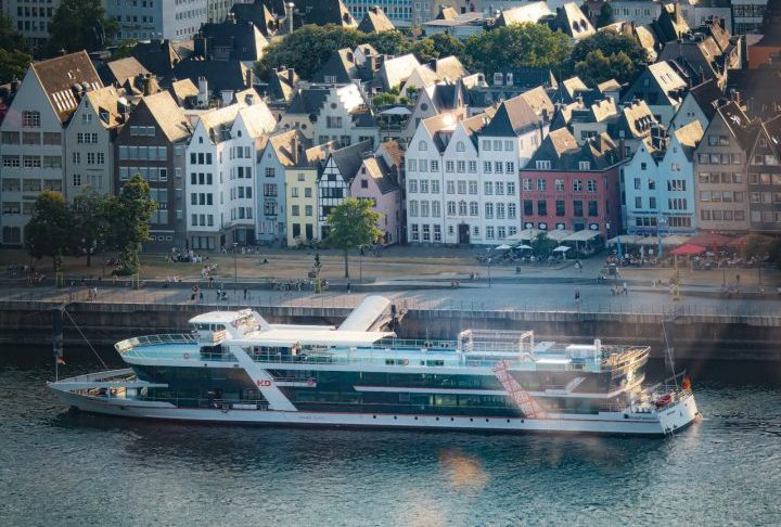 A viagem é marcada por degustações de vinhos brancos locais e visitas a cidades como Estrasburgo, onde a arquitetura germânica milenar e os canais criam um cenário de conto de fadas.