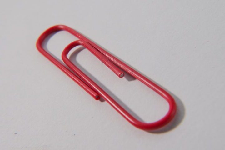 Fabricado geralmente em arame de aço, muitas vezes revestido com plástico colorido ou zinco para evitar corrosão, o clipe de papel funciona por meio de tensão elástica, que mantém as folhas unidas sem perfurá-las. Essa característica representa uma vantagem em relação a métodos anteriores, pois preserva a integridade dos documentos e permite reorganizações rápidas.