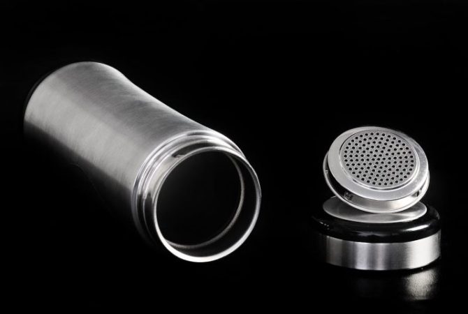 Garrafinhas térmicas reutilizáveis acumulam bactérias diariamente; veja dicas para mantê-las limpas