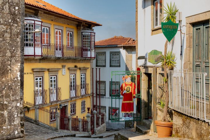O centro histórico conserva ruas estreitas, praças elegantes e edifícios com fachadas ornamentadas que ajudam a revelar a o passado próspero de antigas famílias nobres, enquanto igrejas e conventos são testemunhas da relevância religiosa e cultural da cidade ao longo do tempo.
