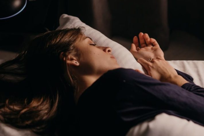 Mulher dormindo - Pexels/Polina ⠀