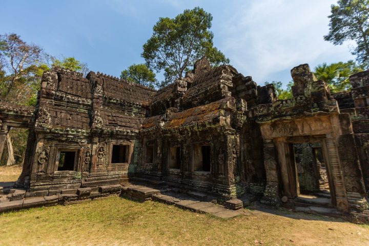O Angkor Wat constitui o maior complexo religioso do mundo e representa um dos maiores símbolos históricos do Camboja. Construído no século 12, durante o reinado de Suryavarman II, o templo surgiu como um santuário dedicado ao deus hindu Vishnu.