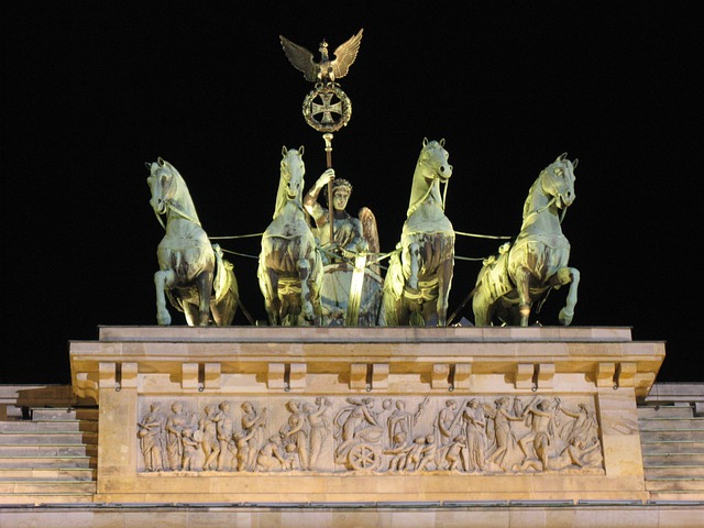 No topo do monumento está a famosa quadriga, uma escultura conduzida pela deusa da vitória. A obra foi criada por Johann Gottfried Schadow. A carruagem puxada por quatro cavalos tornou-se um dos elementos mais reconhecíveis do portão. Ela reforça o caráter triunfal da construção.