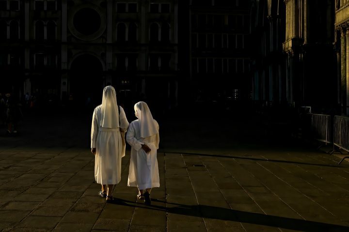 Na época, homens e mulheres passaram a buscar isolamento do mundo para viver uma vida de disciplina religiosa. Ao longo do tempo, essas comunidades se organizaram em estruturas permanentes e se tornaram importantes instituições religiosas ligadas à vida comunitária. 