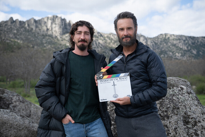 A Netflix confirmou no dia 16 de abril de 2026 o começo das gravações de “O Diário de Um Mago”, filme inspirado no livro de mesmo nome do escritor Paulo Coelho. A produção terá como protagonistas Rodrigo Santoro e Johnny Massaro, que voltam a contracenar após trabalharem juntos em “O Filho de Mil Homens” (2025), baseado em obra do autor português Valter Hugo Mãe, também pela plataforma de streaming. A direção fica a cargo de Vicente Amorim, conhecido pela minissérie “Senna” (2024), com produção  -  (crédito: Divulgação/Netflix)