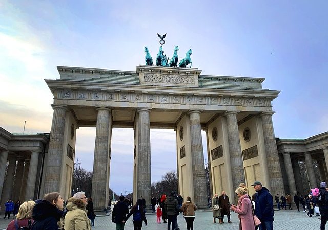 Portão de Brandenburgo: o monumento que atravessou impérios, guerras e divisões para se tornar símbolo da reunificação e da identidade alemã