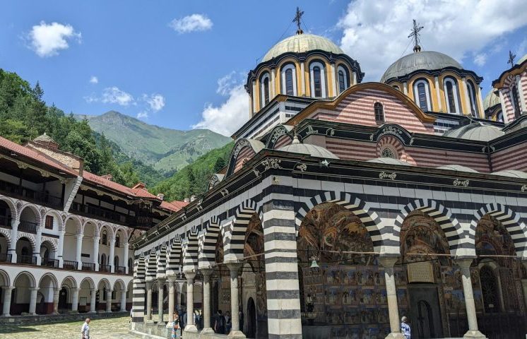 Apesar das diferenças administrativas e históricas, mosteiros, conventos e abadias compartilham o mesmo objetivo central: proporcionar um espaço de recolhimento espiritual e dedicação a Deus.