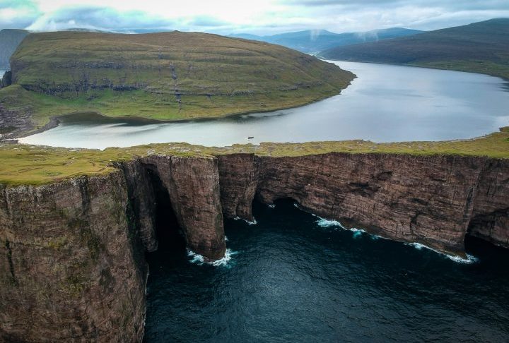 Famosas por seus cenários impactantes, as Ilhas Faroé encantam viajantes com penhascos imponentes à beira-mar, pequenos vilarejos coloridos e trilhas bastante procuradas, como a que leva ao lago Sørvágsvatn. Conheça mais sobre esse destino fantástico!