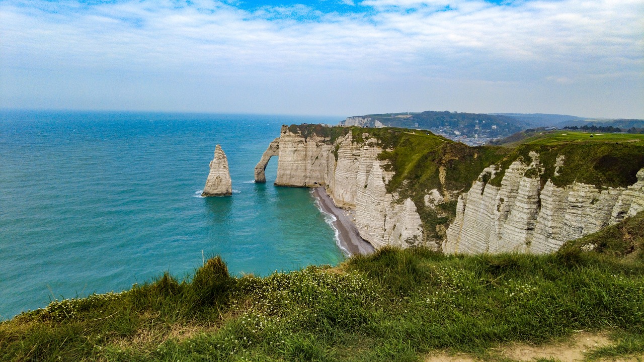 Com apenas 4,07 quilômetros quadrados, Étretat é pequena em tamanho, mas grandiosa em fama e relevância turística. Suas ruas charmosas e atmosfera acolhedora complementam a imponência das falésias e criam um cenário equilibrado entre simplicidade e beleza. 