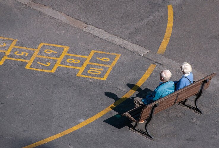 Com a evolução das cidades e das formas de lazer, a amarelinha ganhou novas versões, incluindo formatos educativos e digitais. Mesmo assim, continua sendo símbolo de simplicidade e criatividade, mostrando que brincadeiras tradicionais ainda têm espaço em meio às tecnologias modernas.