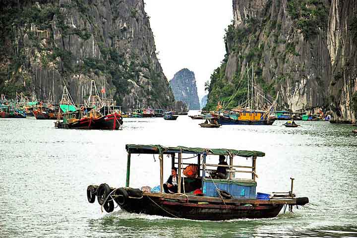 Esse perfil mais reservado atrai visitantes interessados em experiências ligadas ao ecoturismo, navegação tranquila e contato mais íntimo com a paisagem natural vietnamita. Um dos maiores destaques da região é o Parque Nacional Bai Tu Long, criado para proteger ecossistemas marinhos e florestais da área.