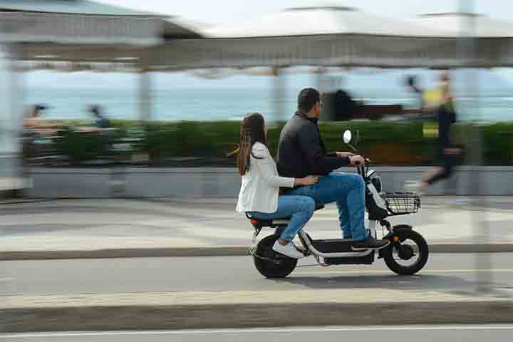 Além da praticidade, há um componente econômico relevante. Bicicletas elétricas e patinetes costumam ter custo de aquisição e manutenção mais baixos do que veículos motorizados tradicionais, além de não dependerem de combustíveis fósseis. 
