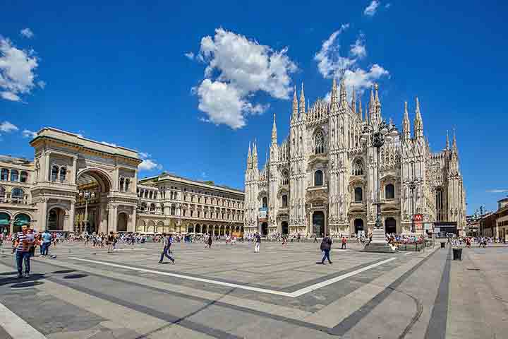 A Catedral de Milão, conhecida como Duomo di Milano, é um dos maiores templos góticos do mundo e símbolo da cidade italiana. Sua construção começou em 1386 e levou séculos para ser concluída, envolvendo gerações de arquitetos e artistas. O edifício impressiona pela grandiosidade, com milhares de esculturas e pináculos que adornam sua fachada. O interior guarda tesouros religiosos e artísticos, incluindo vitrais que narram passagens bíblicas. O Duomo é também palco de celebrações religiosas e eve -  (crédito: Michael Kuhn/Wikimédia Commons)