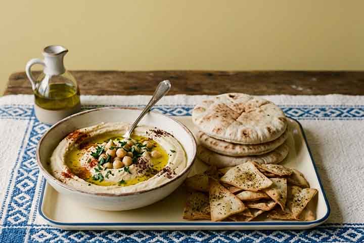 A origem do homus é antiga e cercada de disputas culturais entre países do Oriente Médio, como Líbano, Israel, Síria e Palestina. Historiadores da gastronomia apontam que receitas semelhantes existem há séculos na região, associadas à tradição agrícola do grão-de-bico e do gergelim. O próprio nome “homus” deriva da palavra árabe para grão-de-bico. Ao longo do tempo, a preparação ganhou diferentes versões e modos de servir, dependendo da cultura local. Em alguns lugares, o prato é consumido até n