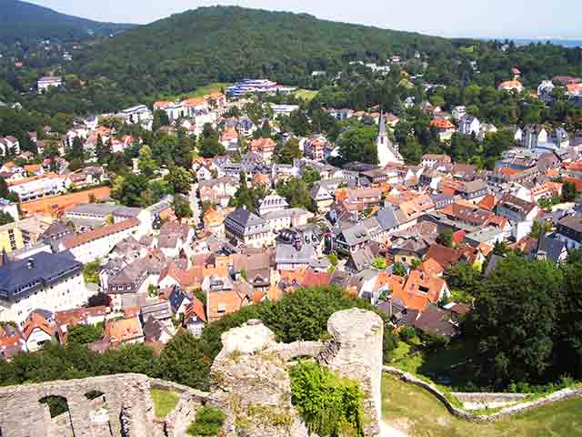 Königstein, na Alemanha, é uma cidade que se destaca pela fortaleza medieval que domina a paisagem e a proximidade com o Parque Nacional da Suíça Saxônica. O charme de suas ruas e construções antigas atrai visitantes interessados em mergulhar no passado e explorar tradições locais. Ao mesmo tempo, a cidade oferece atividades ao ar livre, como trilhas e passeios pelo rio Elba, que validam a experiência turística. A posição estratégica de Königstein, próxima a Dresden e ao coração da Saxônia, refo -  (crédito: Brion Vibber/Wikimédia Commons)