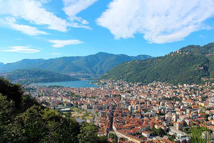 A cidade de Como, situada no norte da Itália, é conhecida por seu lago de águas cristalinas e pela atmosfera que mistura elegância e tradição. O Lago de Como é um dos destinos mais prestigiados da Europa, cercado por vilarejos charmosos e montanhas que criam cenários de cinema. O centro histórico preserva igrejas medievais, praças movimentadas e ruas estreitas que convidam a caminhadas. A vida cultural é marcada por festivais, museus e eventos que atraem visitantes de todo o mundo. A gastronomia -  (crédito: Marcus90 /Wikimédia Commons)