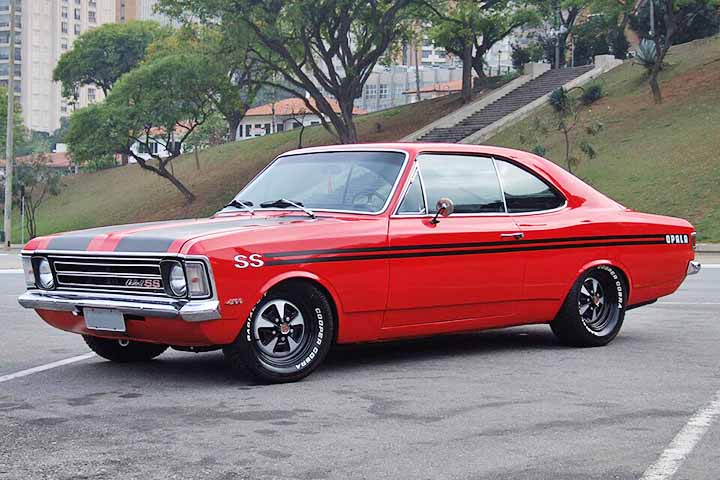 O Chevrolet Opala ocupa um lugar singular na história da indústria automobilística brasileira. Mais do que um carro de sucesso comercial, o modelo transformou-se em símbolo de status, potência e sofisticação em uma época em que possuir um automóvel representava ascensão social para grande parte da população. Produzido durante mais de duas décadas pela General Motors no Brasil, ele atravessou diferentes períodos políticos, econômicos e culturais do país, tornando-se um dos veículos mais emblemáti