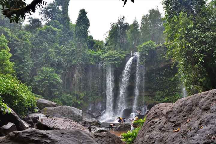 Entre as principais atrações do parque está a famosa cachoeira de Phnom Kulen, dividida em diferentes quedas d’água cercadas por vegetação densa. As piscinas naturais atraem moradores e turistas em busca de descanso durante os períodos de calor intenso. Em algumas épocas do ano, o volume de água aumenta bastante por causa das chuvas de monção.