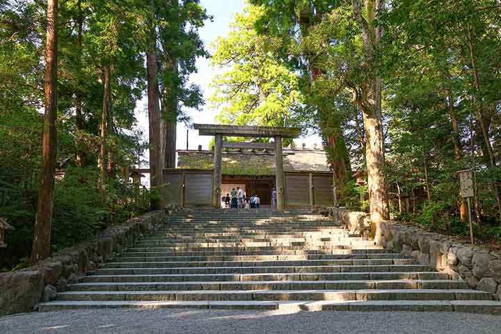O Santuário de Ise é o centro mais sagrado do xintoísmo, dedicado à deusa do sol Amaterasu, considerada ancestral da família imperial japonesa. Localizado na província de Mie, o complexo é formado por dois grandes santuários, o Naik? e o Gek?, cercados por florestas antigas e rios cristalinos que refletem a pureza espiritual do local. Sua arquitetura de madeira sem pregos expressa simplicidade e respeito pela natureza, princípios centrais da fé xintoísta. A atmosfera do santuário transmite seren -  (crédito: Maeda Akihiko /Wikimédia Commons)