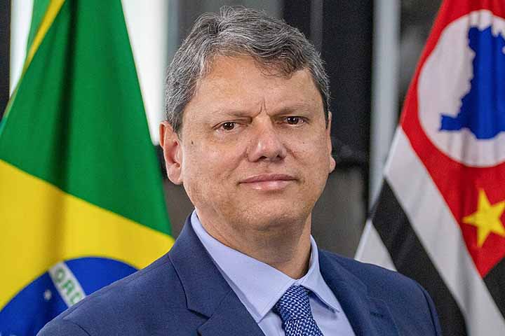 Em 2022, Tarcísio disputou pela primeira vez uma eleição e foi escolhido pelo Republicanos como candidato ao governo paulista, mesmo sem ter trajetória política construída no estado. Com apoio decisivo de Bolsonaro, venceu a disputa no segundo turno contra Fernando Haddad (PT) e assumiu o comando do maior colégio eleitoral do país em janeiro de 2023.
