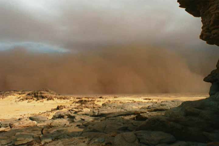 As tempestades de areia sempre despertaram fascínio e temor, pois representam a força bruta da natureza em movimento. Surgem quando ventos intensos levantam partículas de areia e poeira, criando uma nuvem densa que pode se estender por quilômetros. O fenômeno não é apenas impressionante visualmente, mas também perigoso para a saúde e infraestrutura das regiões afetadas. Em áreas áridas e semiáridas, essas tempestades são comuns e fazem parte da dinâmica climática local. Ao atravessarem desertos  -  (crédito: Reprodução de vídeo BBC)