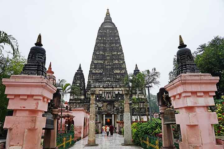 O Templo Mahabodhi, localizado em Bodh Gaya, na Índia, é considerado o local mais sagrado do budismo por ser onde Siddhartha Gautama alcançou a iluminação e tornou-se Buda. A cidade recebe milhares de peregrinos e turistas todos os anos, atraídos pela aura espiritual e pela importância histórica do espaço. A arquitetura monumental e os símbolos presentes no templo reforçam sua relevância como patrimônio mundial. Reconstruído e preservado ao longo dos séculos, o Mahabodhi é hoje um ponto de encon -  (crédito:  Amitabha Gupta/Wikimédia Commons)