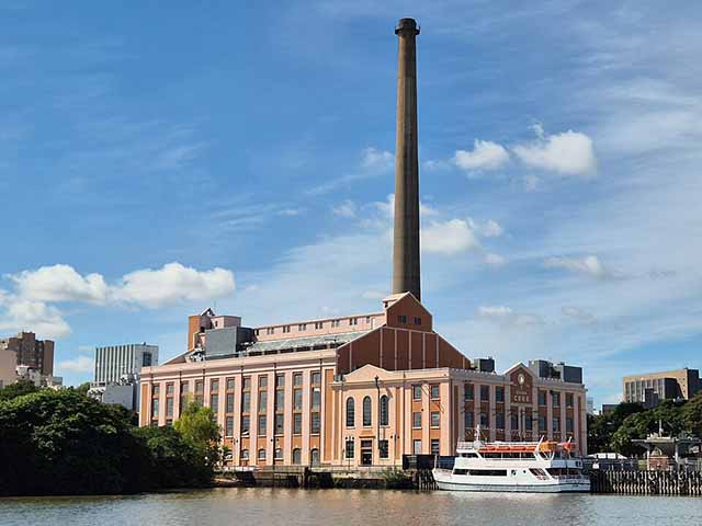 Um dos marcos mais emblemáticos da cidade de Porto Alegre, no Rio Grande do Sul, a Usina do Gasômetro sintetiza em sua estrutura a transformação urbana e cultural da capital gaúcha ao longo do século 20. Inaugurada em 1928, a construção surgiu com a função de gerar e distribuir energia elétrica a partir da queima de carvão mineral, tecnologia comum na época e fundamental para sustentar o crescimento da cidade. Seu nome deriva do antigo sistema de armazenamento de gás utilizado no complexo, embor -  (crédito: Heylenny/ Wikimédia Commons)