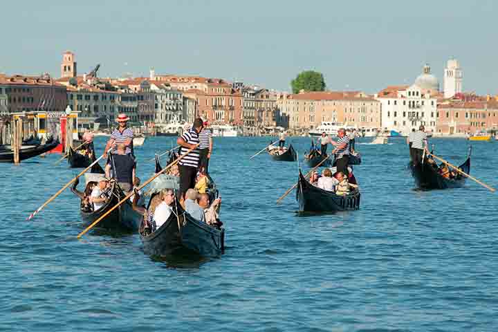 As gôndolas de Veneza são um dos símbolos mais reconhecidos da cidade italiana, representando tradição, cultura e romantismo. Utilizadas há séculos como meio de transporte nos canais, tornaram-se parte essencial da identidade local. A construção artesanal de cada gôndola envolve técnicas transmitidas de geração em geração, garantindo autenticidade e beleza. Formato elegante e equilíbrio perfeito permitem navegar com suavidade pelos estreitos canais. Além de transporte, elas se tornaram atração t -  (crédito: Peter K Burian/Wikimédia Commons)