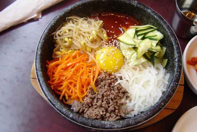 Bibimbap: prato típico coreano mistura tradição, estética e diversidade de ingredientes