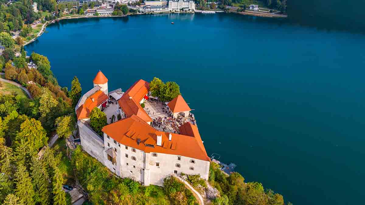 O castelo de Bled é uma das fortalezas mais antigas da Eslovênia e guarda histórias que remontam ao período medieval. Situado no alto de um penhasco, oferece vistas privilegiadas do lago e da ilha, além de abrigar museus e exposições que narram a evolução da cidade. A visita permite que turistas entendam como Bled se consolidou como centro cultural e estratégico. O espaço sedia eventos e celebrações, cravando sua relevância contemporânea. A arquitetura preservada e os espaços interativos tornam 