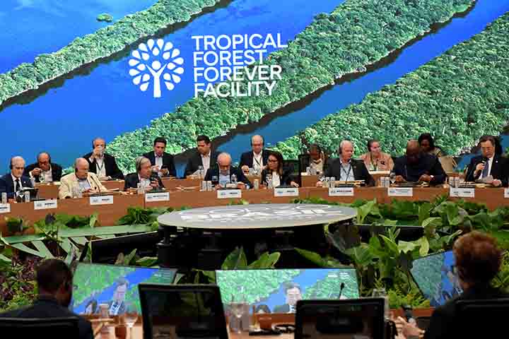 O TFFF nasceu com aportes iniciais de Brasil e Indonésia, cada um com 1 bilhão de dólares, além da Noruega com 3 bilhões, França com 500 milhões de euros e Alemanha com 1 bilhão de euros. Esses compromissos somam pouco mais de 6,5 bilhões de dólares, mas permanecem como os únicos desde novembro. A ausência de novos investidores expõe a dificuldade de transformar entusiasmo político em compromissos financeiros concretos, especialmente diante de tensões geopolíticas e prioridades orçamentárias dom