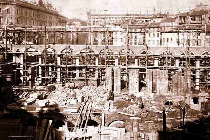 A construção da Catedral de Milão foi iniciada em 1386 por ordem de Gian Galeazzo Visconti, duque de Milão, que desejava erguer um templo monumental que refletisse o poder da cidade. O projeto envolveu arquitetos e artesãos de diferentes países, resultando em uma fusão de estilos que se destacam até hoje e enriquecem sua identidade arquitetônica. O processo de edificação foi longo e complexo, refletindo a ambição da cidade medieval em afirmar sua grandeza e deixar um legado duradouro.
