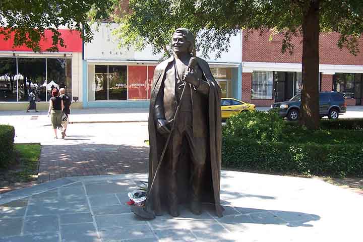 Nascido em 1933 em Barnwell, Carolina do Sul, James Joseph Brown passou a infância em Augusta, Geórgia, em meio à pobreza e à segregação racial. A ausência da mãe e a vida instável com o pai e uma tia marcaram sua formação, criando um ambiente de dificuldades que moldou sua resiliência. Essas experiências iniciais seriam decisivas para a força de sua personalidade e para a energia que mais tarde levaria aos palcos, tornando sua origem parte fundamental da construção de sua identidade artística e