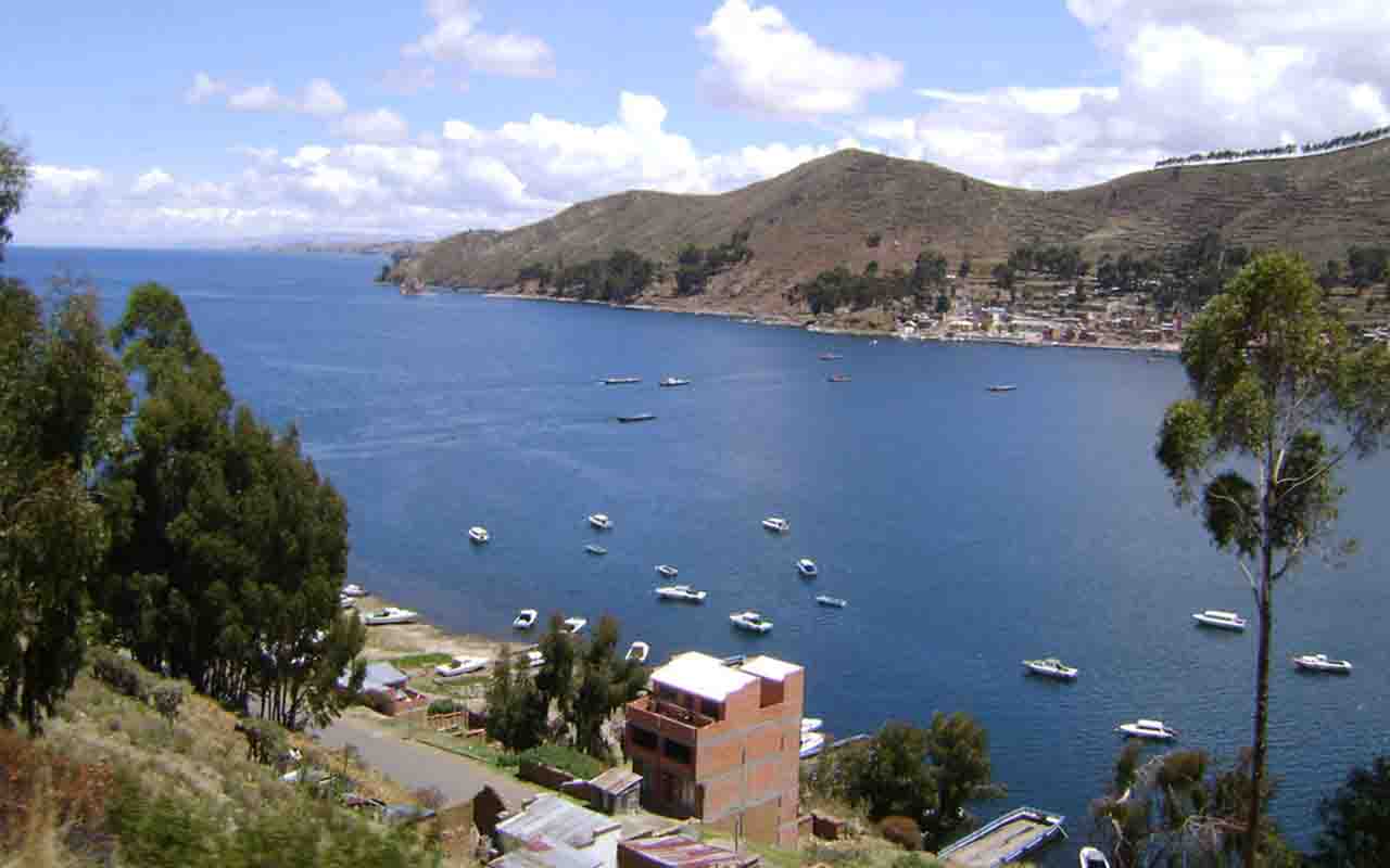 Situado a mais de 3.800 metros de altitude, o Lago Titicaca se impõe como o mais alto do planeta entre os que permitem navegação. Suas águas cristalinas abrigam espécies endêmicas e são reverenciadas por comunidades locais que mantêm tradições milenares. Além de sua importância natural, o lago Titicaca é um espaço cultural e espiritual compartilhado entre Peru e Bolívia, o que reforça sua relevância internacional. Passeios de barco, inclusive, revelam ilhas habitadas e paisagens que unem naturez
