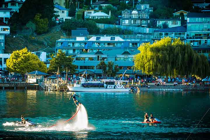 O Lago Wakatipu é o coração de Queenstown, com forma peculiar semelhante a um raio que alimenta lendas maori sobre gigantes adormecidos e reforça, assim, sua aura mítica. Além da beleza natural, suas águas cristalinas recebem passeios de barco, esportes aquáticos e momentos de contemplação. Caminhar pelas margens, portanto, é sentir a cidade neozelandesa pulsar em harmonia com a natureza, conectando moradores e visitantes em torno de sua identidade local.

