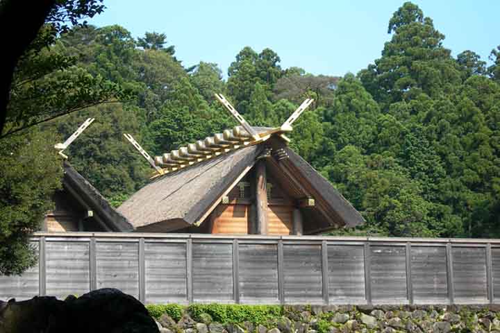 O Naik?, o santuário interno, abriga o espelho Yata no Kagami, um dos três tesouros imperiais do Japão, símbolo da verdade e da luz divina que reflete o coração puro dos fiéis. Amaterasu é vista como a origem da vida e da ordem, e sua presença espiritual permeia cada detalhe do templo, desde o altar até o silêncio das árvores ao redor. A devoção à deusa, portanto, reforça o elo entre o imperador e o sagrado, mantendo viva a tradição que une fé, identidade e continuidade espiritual.