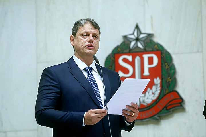 À frente do Palácio dos Bandeirantes, o governador passou a equilibrar um discurso de perfil técnico com posicionamentos conservadores em temas políticos e econômicos. Ao mesmo tempo, Tarcísio buscou manter diálogo com setores empresariais e lideranças de diferentes correntes políticas, estratégia que ajudou a ampliar sua influência nacional.
