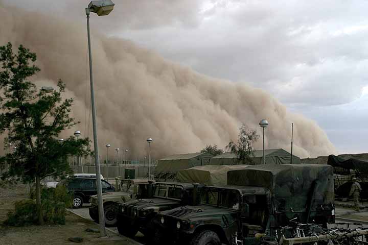 Fenômenos como tempestades de areia ocorrem em regiões desérticas, onde o solo seco e a vegetação escassa facilitam o deslocamento das partículas. O vento forte atua como agente principal, levantando grãos de areia e poeira que se acumulam em nuvens espessas que reduzem drasticamente a visibilidade, tornando viagens perigosas e afetando atividades cotidianas. Em países como Arábia Saudita, Irã e China, são eventos recorrentes que exigem medidas de adaptação. Afinal, afetam a saúde respiratória e