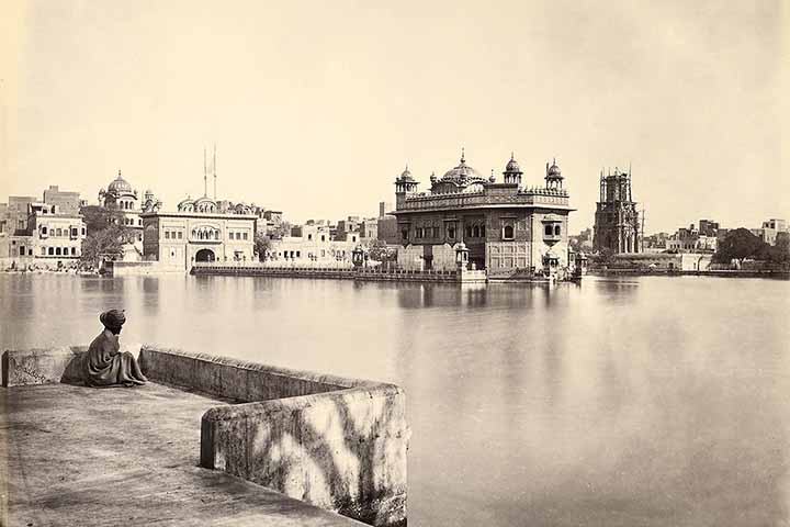 O Harmandir Sahib foi fundado no século 16 por Guru Arjan, o quinto guru do sikhismo, que idealizou um espaço aberto a todos. Sua construção foi concluída em 1604, quando o Guru instalou o Adi Granth, a primeira versão das escrituras sagradas dos sikhs, no interior do templo. Desde então, o Templo Dourado tornou-se símbolo da fé e da união espiritual, consolidando-se como o centro da religião sikh. A presença do templo em Amritsar transformou a cidade em polo espiritual e cultural, atraindo pere