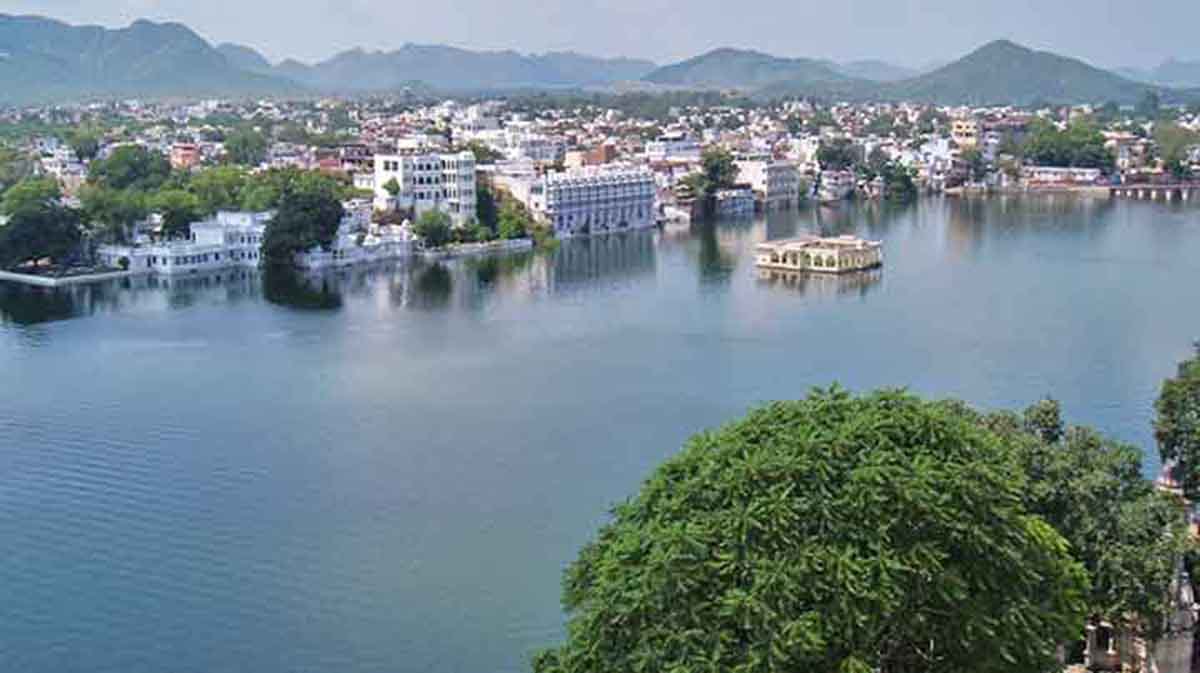 O Lago Pichola é o coração de Udaipur, cercado por palácios e templos que refletem sua beleza nas águas. Passeios de barco revelam o Palácio do Lago e o Palácio da Cidade, criando uma atmosfera única de romance e história. O lago é símbolo da cidade e cenário de momentos que unem natureza, arquitetura e espiritualidade, atraindo visitantes de todo o mundo, sendo considerado um dos lagos mais icônicos da Índia e um dos espaços mais fotografados por turistas que buscam experiências memoráveis, alé