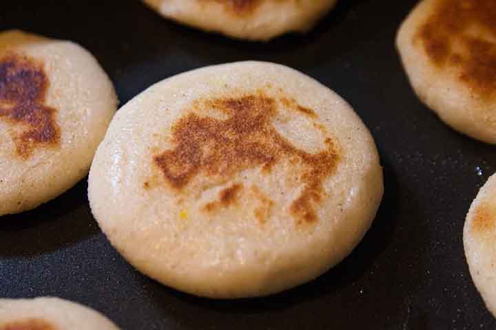A arepa é um alimento tradicional da culinária sul-americana e ocupa um papel central na gastronomia dos vizinhos Venezuela e Colômbia. Feita à base de massa de milho moído ou farinha de milho pré-cozida, ela pode ser grelhada, assada, frita ou preparada na chapa, assumindo formatos e recheios variados. Presente no café da manhã, no almoço e até no jantar, a arepa ultrapassou fronteiras e se transformou em símbolo cultural e afetivo para milhões de pessoas.
 -  (crédito: Steven Depolo/Wikimédia Commons)
