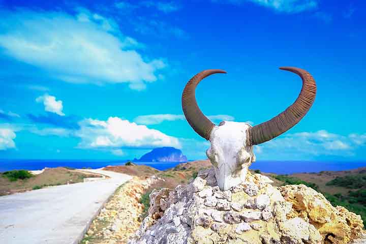 A história de Batanes começou muito antes da chegada dos espanhóis às Filipinas. Povos austronésios ocuparam as ilhas há milhares de anos e desenvolveram uma cultura adaptada aos ventos fortes, aos tufões frequentes e ao terreno montanhoso. Os ivatanes criaram métodos de pesca, agricultura e construção que garantiram sobrevivência mesmo diante das condições climáticas severas.