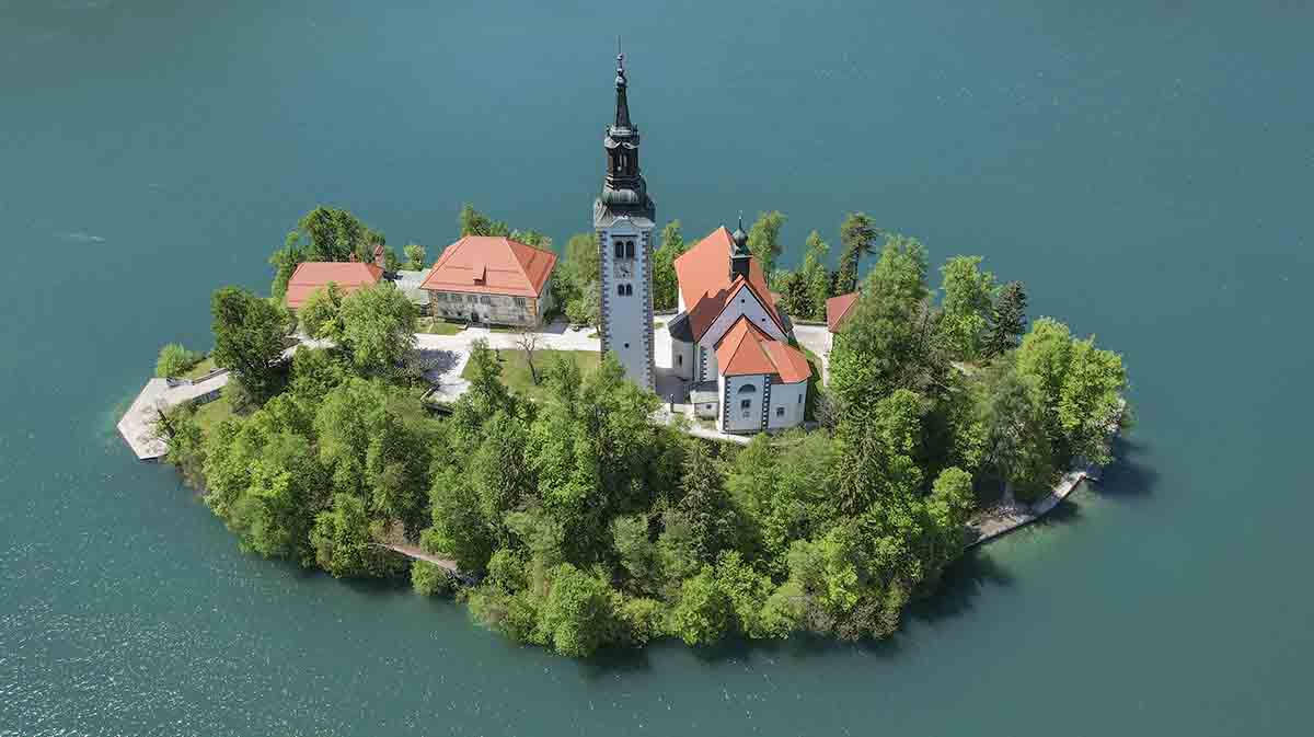 A ilha de Bled é o coração simbólico da cidade e atrai visitantes que buscam espiritualidade. A Igreja da Assunção, no centro da ilha, é famosa pelo sino que os turistas tocam para pedir sorte e prosperidade. O acesso é feito por barcos pletna, conduzidos por remadores locais que mantêm viva uma prática centenária. Casamentos e cerimônias religiosas reforçam o caráter romântico e espiritual do local. A ilha é também espaço de preservação cultural, onde lendas e histórias são transmitidas de gera