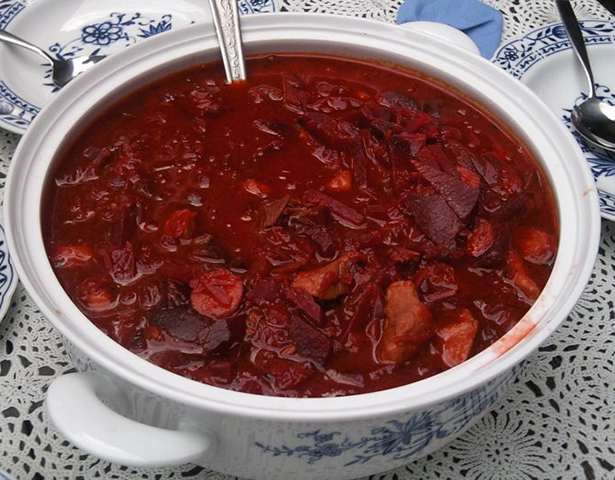 A origem do borsch é bem antiga. Historiadores da alimentação indicam que versões primitivas da sopa já eram consumidas na Idade Média, inicialmente preparadas com uma planta chamada “borsch”, antes da introdução da beterraba como ingrediente principal. Com o tempo, a receita evoluiu e se consolidou na forma atual, acompanhando as transformações agrícolas e culturais da região.
