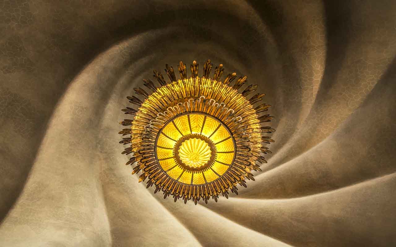 O interior da Casa Batlló também impressiona pela riqueza de detalhes. Escadarias curvas, vitrais coloridos, claraboias e sistemas de iluminação natural foram projetados para criar sensação de movimento e fluidez. O arquiteto ainda desenvolveu soluções inovadoras de ventilação e aproveitamento de luz, consideradas avançadas para a época. Muitos móveis desenhados especificamente para a residência também se tornaram peças históricas de design.
