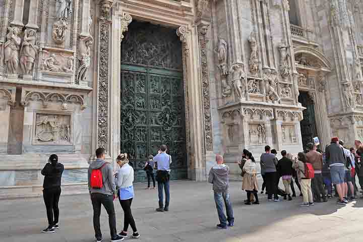 Durante séculos, a obra da Catedral enfrentou interrupções e retomadas, com mudanças de estilo e técnicas que acompanharam a evolução da arte europeia. Apenas em 1965 foi considerada oficialmente concluída, após a instalação da última porta de bronze que selou sua grandiosa trajetória. Essa longa construção transformou o Duomo em um testemunho vivo da persistência humana e da evolução artística, inspirando gerações e tornando-se símbolo da resiliência cultural.