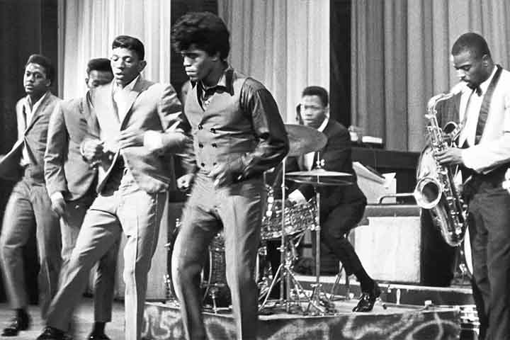 Durante a adolescência, envolveu-se em pequenos crimes e chegou a cumprir pena por roubo de carros, mas foi nesse período que descobriu a música como saída. Conheceu Johnny Terry e formou um grupo gospel que evoluiu para os Famous Flames (Labaredas Famosas), iniciando sua trajetória artística. O encontro com o canto transformou seu destino, levando-o de uma juventude turbulenta ao caminho que o tornaria um dos maiores nomes da música mundial, com disciplina e paixão que moldaram sua carreira des