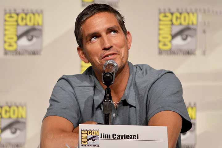 Nascido no estado de Washington, nos Estados Unidos, em 26 de setembro de 1968, James Patrick Caviezel iniciou a carreira artística no começo da década de 1990. Após pequenas participações em produções de televisão e cinema, ganhou projeção em filmes como “Além da Linha Vermelha”, de Terrence Malick, lançado em 1998 e que teve no elenco também Sean Penn.

