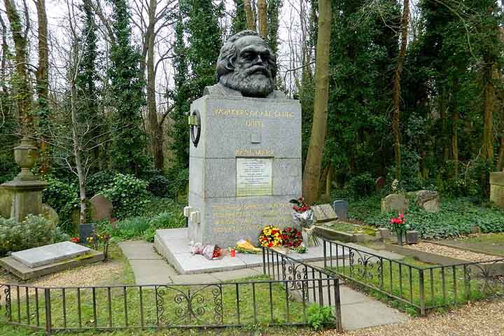 Karl Marx morreu em 14 de março de 1883, aos 64 anos em Londres, vítima de bronquite, sem ter testemunhado o impacto global de suas ideias. Após sua morte, Engels organizou e publicou os dois volumes restantes de “O Capital”, consolidando a obra como uma das mais influentes da história do pensamento econômico.
