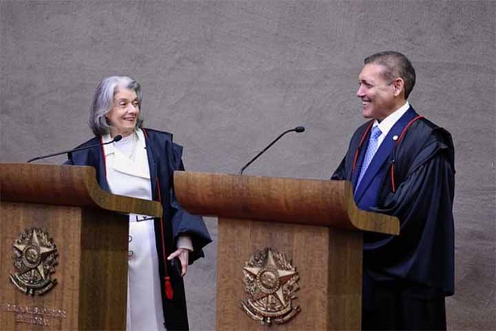 O ministro do Supremo Tribunal Federal (STF) Kassio Nunes Marques assumiu  a presidência do Tribunal Superior Eleitoral (TSE) no dia 12 de maio de 2026, sucedendo a ministra Carmen Lúcia, em cerimônia realizada em Brasília. Na mesma solenidade, o ministro André Mendonça tomou posse como vice-presidente da Corte eleitoral. O evento reuniu autoridades dos três poderes, entre elas o presidente da República, Luiz Inácio Lula da Silva (PT), o presidente do Senado, Davi Alcolumbre (União Brasil), o pr -  (crédito:  Reprodução do Instagram @treamazonas)
